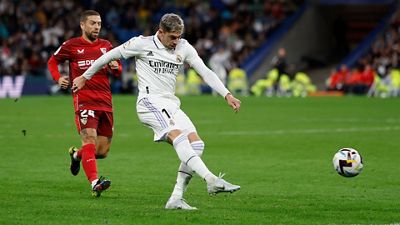 Valverde, imparable: derechazo fuera del área para hacer el 3-1