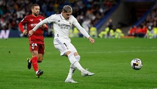 Valverde, imparável: grande remate de pé direito de fora da área para fazer o 3-1