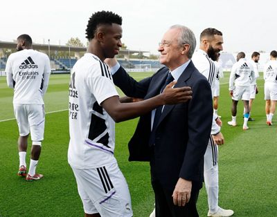 el presidente saluda a la plantilla en la ciudad real madrid