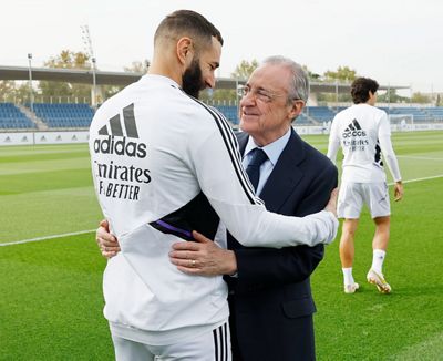 el presidente saluda a la plantilla en la ciudad real madrid