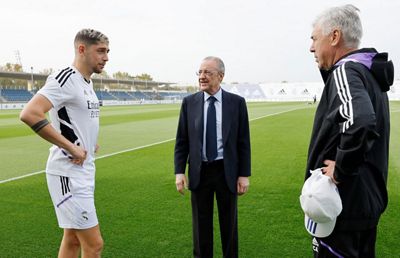 el presidente saluda a la plantilla en la ciudad real madrid