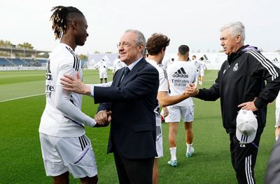 el presidente saluda a la plantilla en la ciudad real madrid