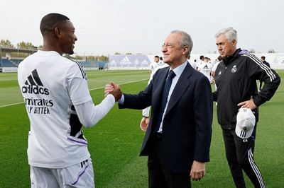 el presidente saluda a la plantilla en la ciudad real madrid