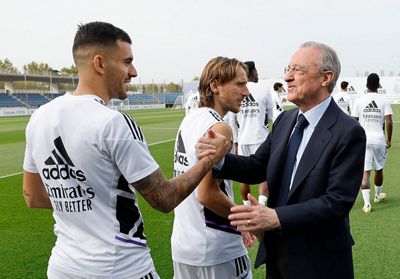el presidente saluda a la plantilla en la ciudad real madrid