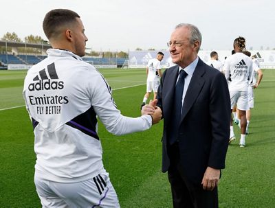 el presidente saluda a la plantilla en la ciudad real madrid