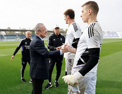el presidente saluda a la plantilla en la ciudad real madrid