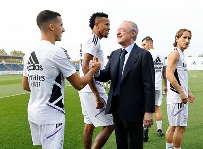 el presidente saluda a la plantilla en la ciudad real madrid