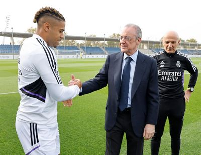 el presidente saluda a la plantilla en la ciudad real madrid