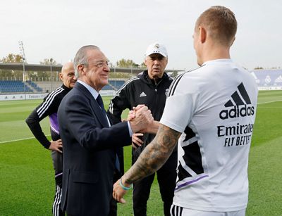 el presidente saluda a la plantilla en la ciudad real madrid