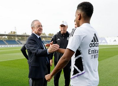 el presidente saluda a la plantilla en la ciudad real madrid