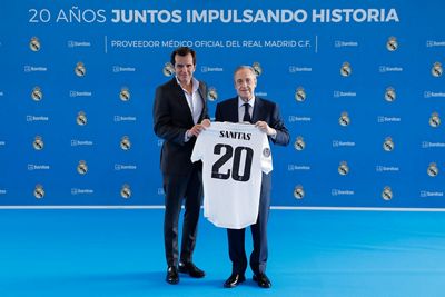 el real madrid y sanitas celebran 20 años de alianza