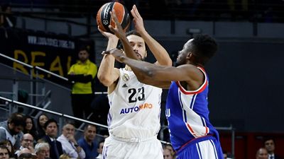 Canastón de Llull sobre la bocina desde el medio del campo