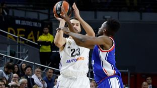 Canastón de Llull sobre la bocina desde el medio del campo