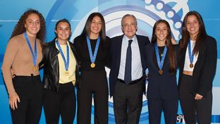 Las campeonas del Mundial sub-17, en el palco del Bernabéu