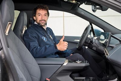 las plantillas de fútbol y baloncesto reciben sus nuevos vehículos bmw que son totalmente eléctricos
