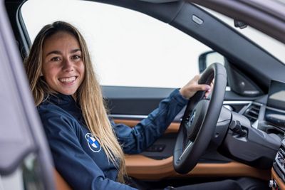 las plantillas de fútbol y baloncesto reciben sus nuevos vehículos bmw que son totalmente eléctricos