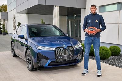 las plantillas de fútbol y baloncesto reciben sus nuevos vehículos bmw que son totalmente eléctricos