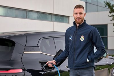 las plantillas de fútbol y baloncesto reciben sus nuevos vehículos bmw que son totalmente eléctricos