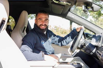 las plantillas de fútbol y baloncesto reciben sus nuevos vehículos bmw que son totalmente eléctricos