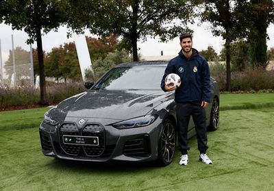 las plantillas de fútbol y baloncesto reciben sus nuevos vehículos bmw que son totalmente eléctricos