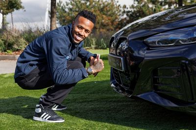 las plantillas de fútbol y baloncesto reciben sus nuevos vehículos bmw que son totalmente eléctricos