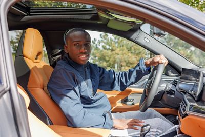 las plantillas de fútbol y baloncesto reciben sus nuevos vehículos bmw que son totalmente eléctricos