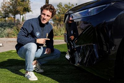 las plantillas de fútbol y baloncesto reciben sus nuevos vehículos bmw que son totalmente eléctricos