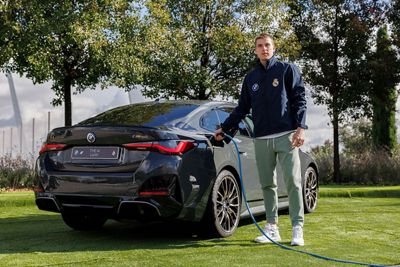las plantillas de fútbol y baloncesto reciben sus nuevos vehículos bmw que son totalmente eléctricos