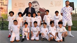 Iker Casillas visitó la escuela de la Fundación en Abu Dabi