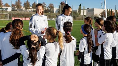 Caroline Weir and Kathellen Sousa welcomed participants of the Foundation and Avanza clinic.