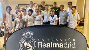 Rafa Nadal, con los beneficiarios de las escuelas de la Fundación en Colombia