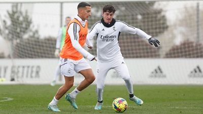 Físico y balón en el primer entrenamiento de la semana
