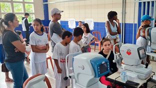 Los menores de la escuela de la Fundación en Brasil recibieron una revisión oftalmológica