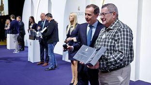 El Real Madrid entrega las insignias de plata, de oro y de oro y brillantes