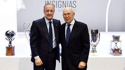 Florentino Pérez erhält das golden-glänzende Abzeichen von Real Madrid