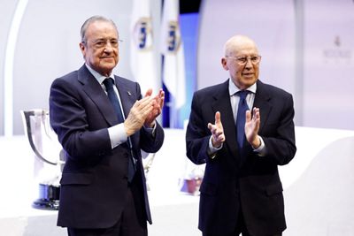 florentino pérez recibe la insignia de oro y brillantes del real madrid