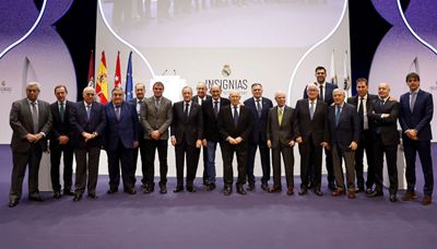 entrega al presidente de la insignia de oro y brillantes