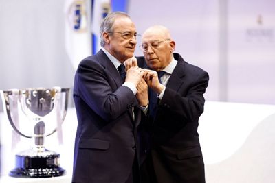 entrega al presidente de la insignia de oro y brillantes