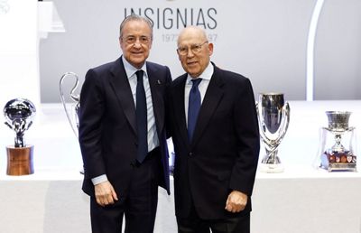 florentino pérez recibe la insignia de oro y brillantes del real madrid