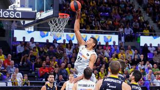 Victoria y liderato en la Liga