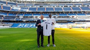 Joshua Cheptegei visita el Santiago Bernabéu