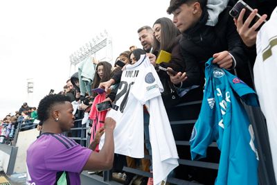 los aficionados del real madrid disfrutaron del entrenamiento