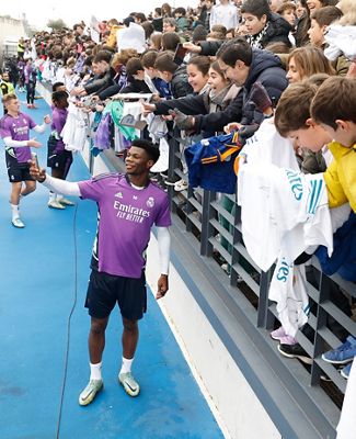los aficionados del real madrid disfrutaron del entrenamiento