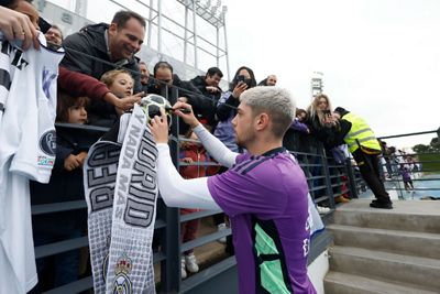 los aficionados del real madrid disfrutaron del entrenamiento