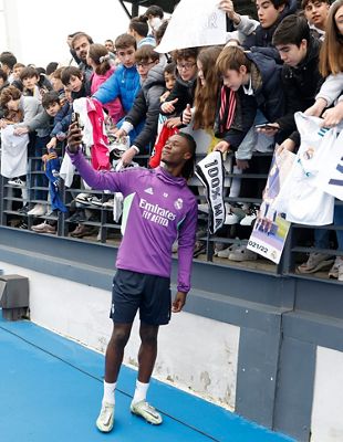 los aficionados del real madrid disfrutaron del entrenamiento
