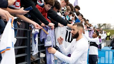 Benzema: “Estamos muy contentos con los aficionados, este entrenamiento es para ellos”