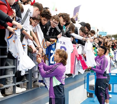 los aficionados del real madrid disfrutaron del entrenamiento