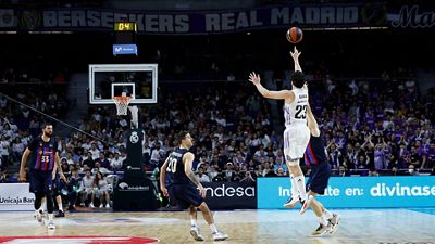 Triplazo de Llull en el Clásico desde el medio del campo