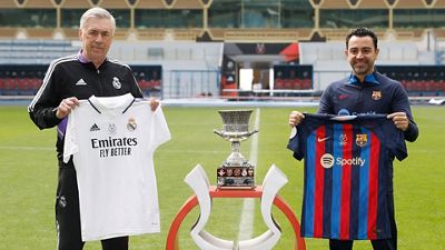 Ancelotti and Xavi pose with the Spanish Super Cup