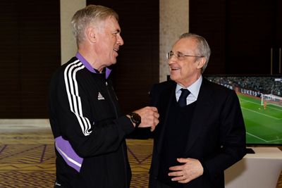 el presidente con el equipo en riad